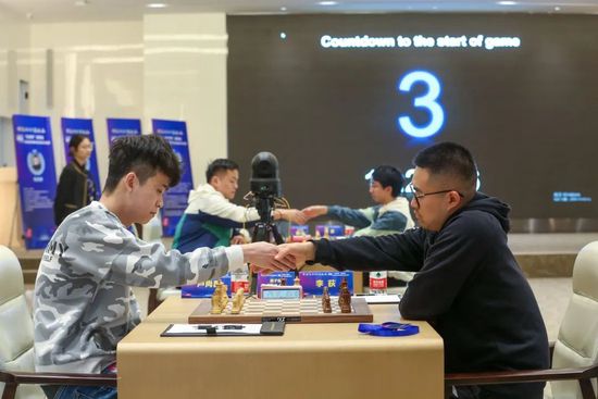 皇马必须与切尔西讨论此事，但是目前尚未进行任何的谈判，只是皇马有这方面的初步想法。